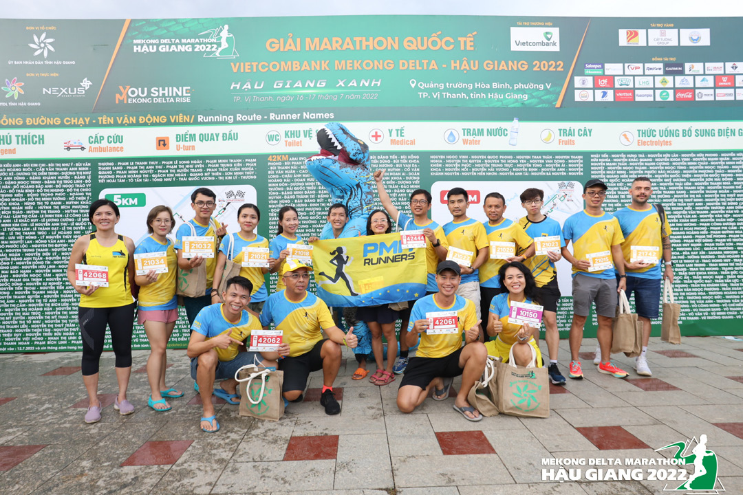 chụp hình lưu niệm Mekong Delta Marathon 2022