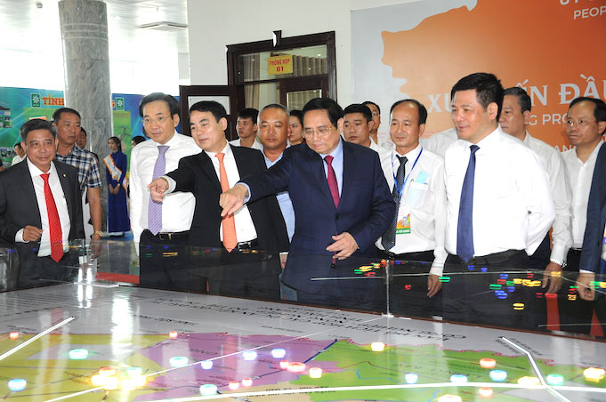 Thủ tướng xem bản đồ tỉnh Hậu Giang