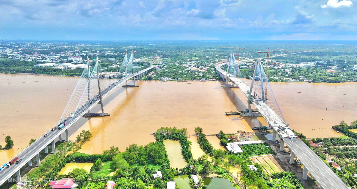 2 Cầu Mỹ Thuận nằm song song